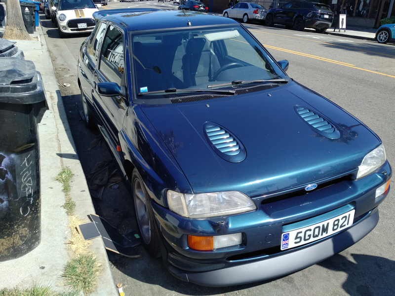 Illustration for article titled Who put a Merkur wing on an old BMW 3 series?!